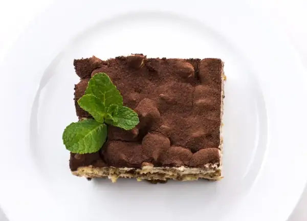 Pyszne tiramisu posypane kakao, z miętą. Zastanawiasz się, jaki alkohol do tiramisu wybrać?