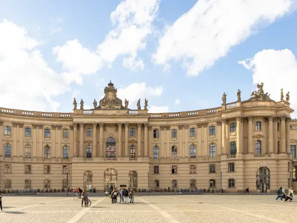 Humboldt-Universität zu Berlin, eine der besten Architekturen von Unis in Deutschland, mit imposanter Fassade und Studenten auf dem Platz.