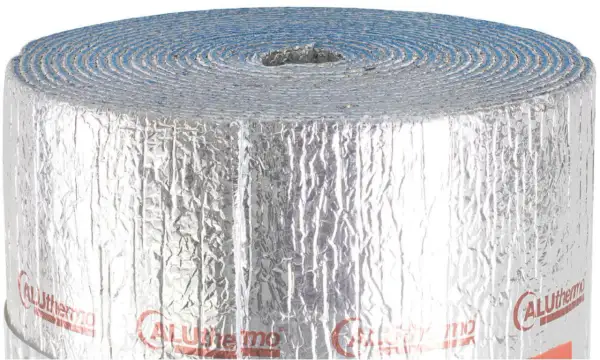 Zrolowana folia izolacyjna Aluthermo Quattro. Idealna do montażu, zapewnia doskonałą izolację termiczną.