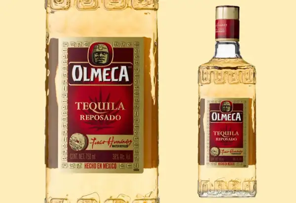 Butelka tequili Olmeca Reposado, 38% alkoholu. Idealna na wieczorne spotkania.