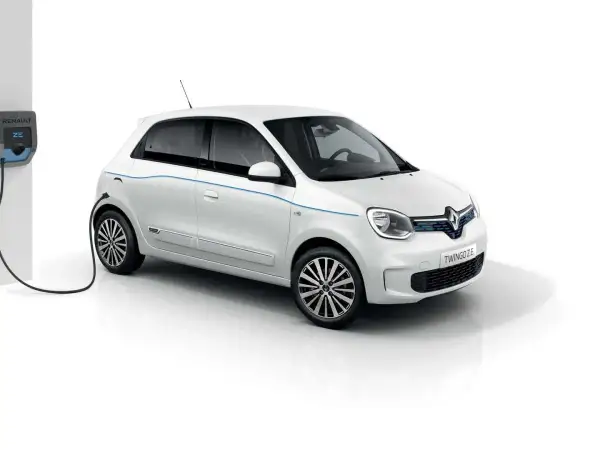 Biały Renault Twingo Electric podłączony do ładowarki. Stylowy miejski samochód elektryczny gotowy do drogi.