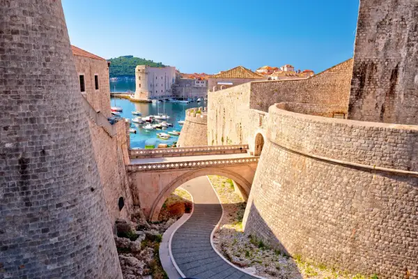 Dubrovniks gamla stad, känd från Game of Thrones, med sina imponerande stenmurar och en pittoresk hamn full av båtar.