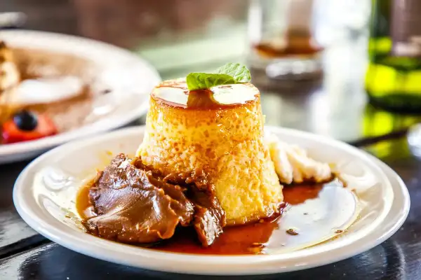 Flan casero con caramelo y dulce de leche, ideal para tus recetas de flan.
