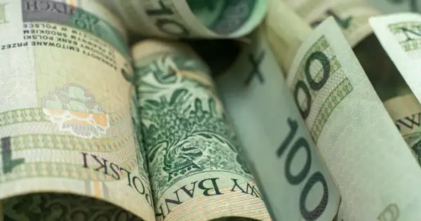Zwijane banknoty 100 zł. Zastanawiasz się, ile wynosi najniższa krajowa?