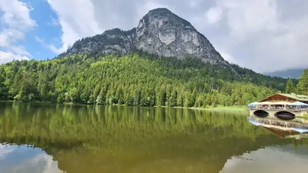 Ein idyllischer See mit Bergkulisse und einem Gasthaus – ein echter **Geheimtipp Garmisch-Partenkirchen** für Naturliebhaber.
