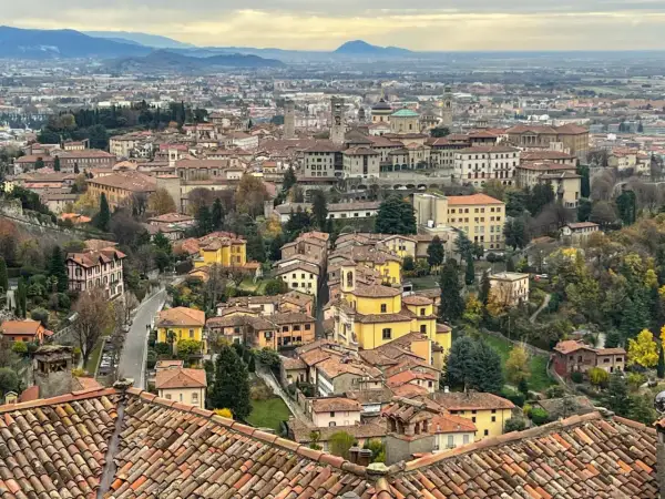 Widok na wzgórza i dachy Bergamo. Warto zobaczyć to miasto, pełne urokliwych uliczek i zabytkowych budynków.