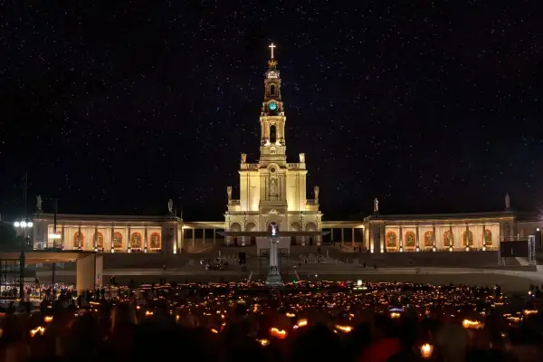 Nocna procesja z lampionami przed Sanktuarium w Fatimie. Tysiące wiernych szuka tu odpowiedzi, jak odpokutować za grzechy na ziemi.
