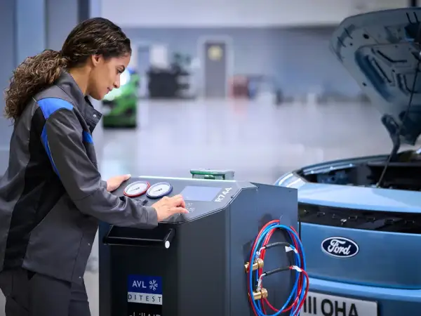 Mekaniker utför service på en Ford Focus. Maskinen indikerar att det är dags för ford focus serviceintervall.