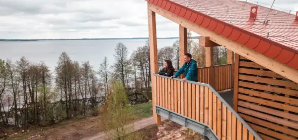Para szuka widoków na jezioro z wieży widokowej. Romantyczne miejsca w Polsce czekają na odkrycie.