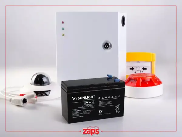 Batterie pour alarme filaire, assurant une longue durée de vie. Composants de sécurité visibles : caméra, sirène, centrale.