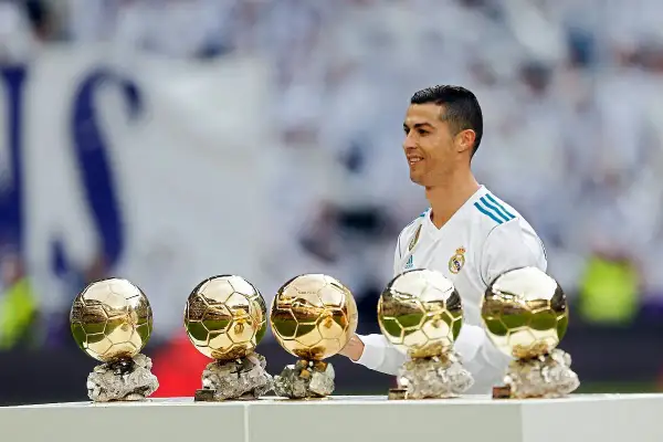 Cristiano Ronaldo z pięcioma Złotymi Piłkami, w tym jako najmłodszy zdobywca tej nagrody.