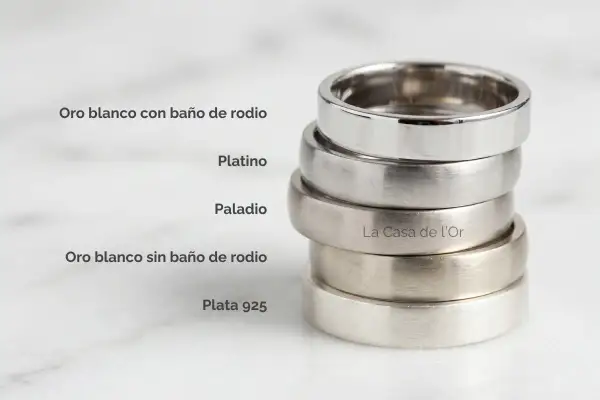 Anillos apilados de platino, paladio, plata 925 y oro blanco con y sin baño de rodio.