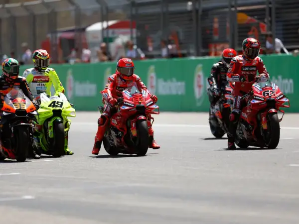 Pilotos de MotoGP en la parrilla de salida, listos para un intenso motogp test. El número 63 de Ducati destaca.