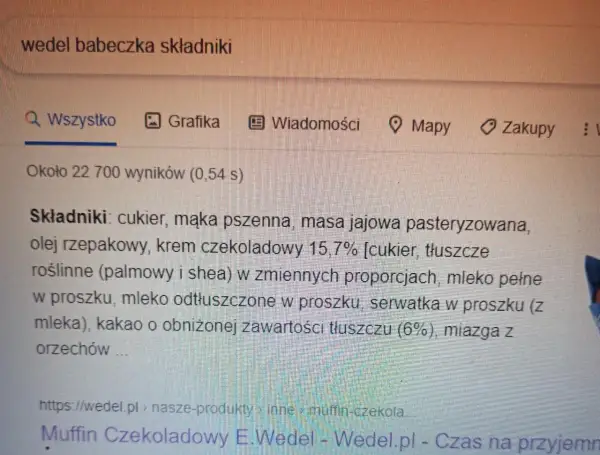 Szukasz informacji, ile kcal ma babeczka Wedel? Na ekranie widać składniki tej słodkości: cukier, mąka, krem czekoladowy.