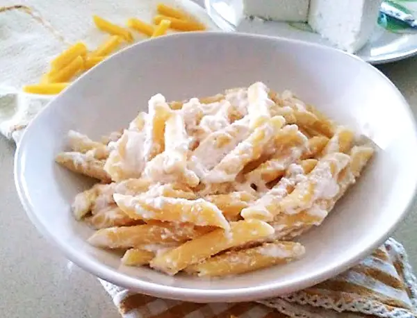 Penne condite con una cremosa salsa di ricotta, un sapore autentico di pasta e ricotta alla pugliese.