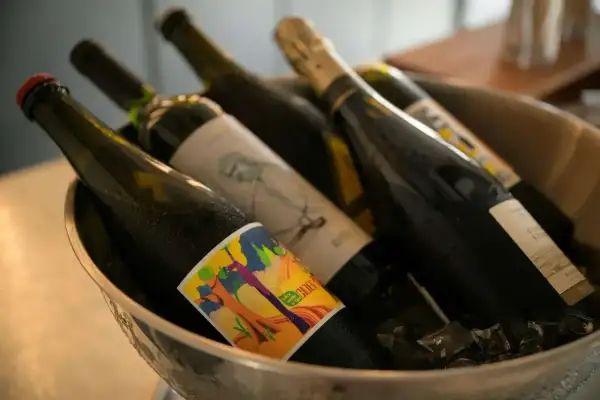 Butelki z winem w wiaderku z lodem. Zastanawiasz się, ile alkoholu można przewieźć samolotem Ryanair?