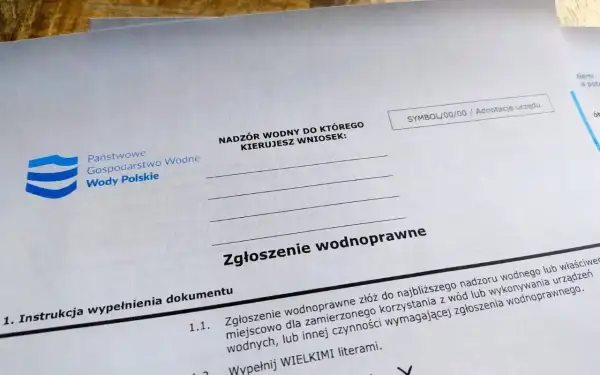 Formularz "Zgłoszenie wodnoprawne" z logo Wód Polskich. Instrukcja podpowiada, jak napisać prośbę do nadzoru wodnego.