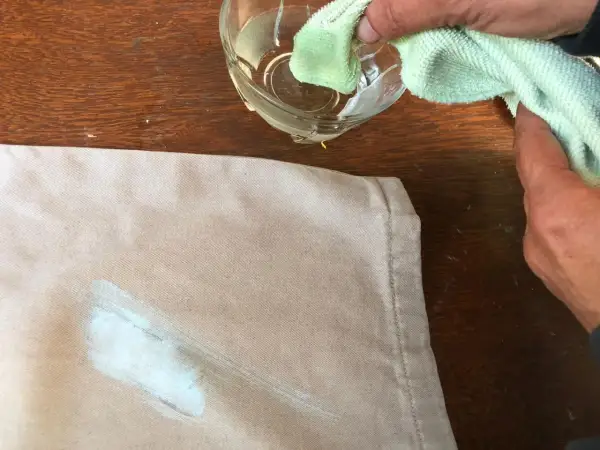 Come togliere macchie di pittura murale: un panno umido e un po' di pazienza per rimuovere le macchie dal tessuto.