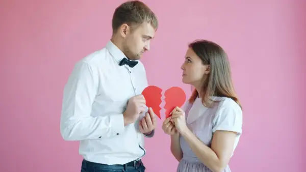 Para jak przestać myśleć o zdradzie męża, trzymając złamane serce.