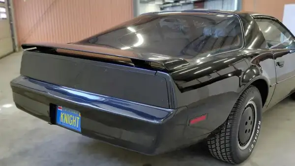 Svart knight rider bil med registreringsskylten "KNIGHT". En ikonisk bil redo för äventyr.