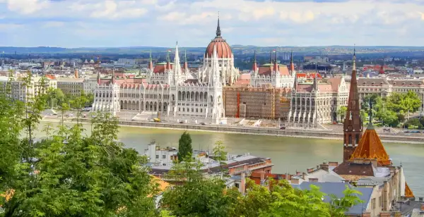 Budapest: Das Parlamentsgebäude am Fluss, ein Traumziel nach einer langen Zugfahrt von Hamburg.