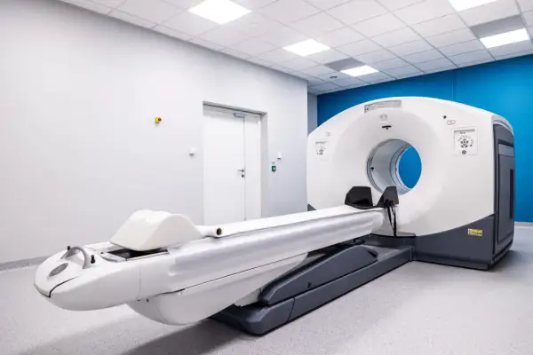 Nowoczesny aparat PET-CT w gabinecie diagnostycznym. Sprawdź, jaka jest badanie PET cena i umów się na wizytę.