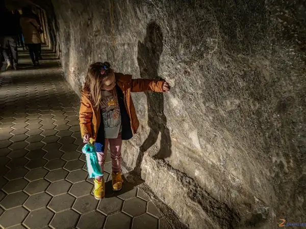 Mała dziewczynka odkrywa kopalnię soli w Wieliczce. To świetne atrakcje dla dzieci, pełne tajemnic i niezwykłych widoków.