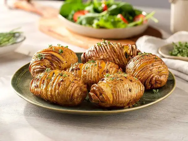 Krispiga potatisar i airfryer, toppade med färska örter. Perfekt tillbehör som ser lika god ut som den smakar.
