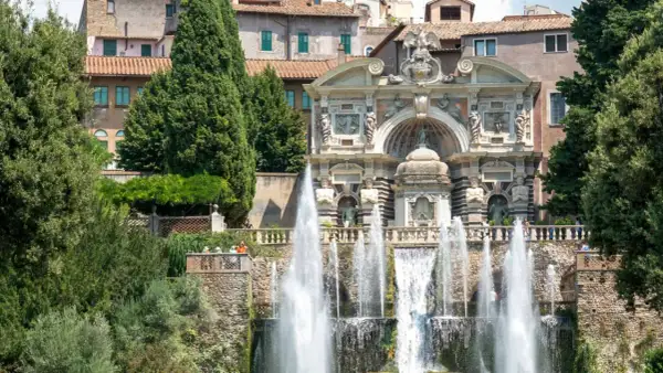Fontana dell'Acqua Marcia a Tivoli, una delle top 10 cose da vedere nel Lazio, con giochi d'acqua e architettura rinascimentale.
