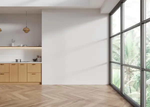 Cocina moderna con suelo de madera en espiga. Aprende como limpiar suelo de madera para mantenerlo impecable.
