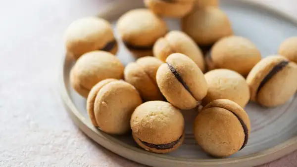 Baci di Dama Rezept: Zarte Kekse mit Schokoladenfüllung, perfekt für den Kaffeetisch.