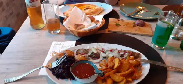 Ein köstliches Gericht mit Fleischspieß, Kartoffelspalten und Rotkohl in einem georgischen Restaurant in Halle.