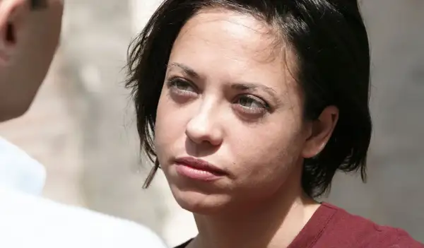 Mujer con mirada perdida, reflexionando sobre como dejar a un maltratador.