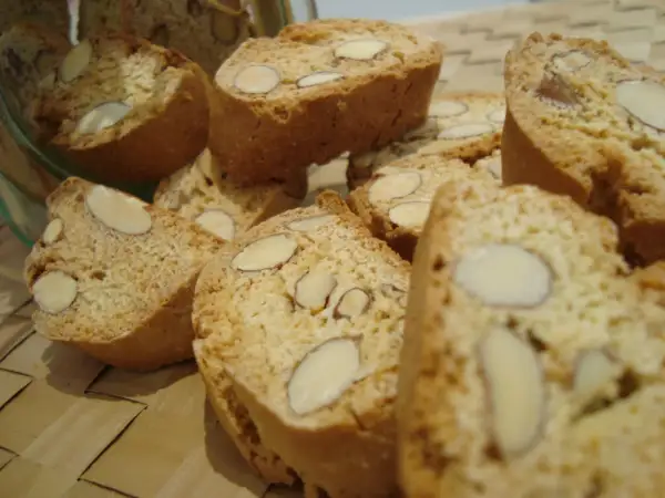 Des biscuits croquants aux amandes, une délicieuse recette italienne, prêts à être dégustés.