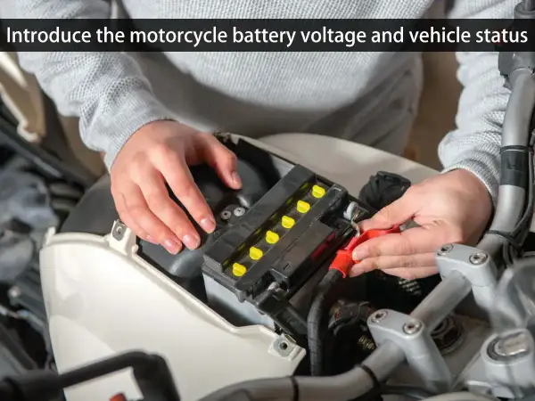 Persona revisando el voltaje de la batería de una moto.