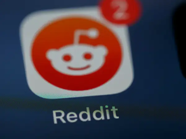 Ikona aplikacji Reddit z powiadomieniem "2". Zastanawiasz się reddit co to? To platforma społecznościowa.