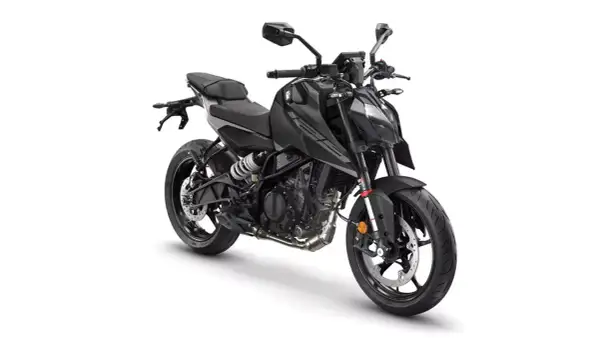 KTM Duke 125 en negro mate, lista para la acción. Su peso es ideal para agilidad urbana.