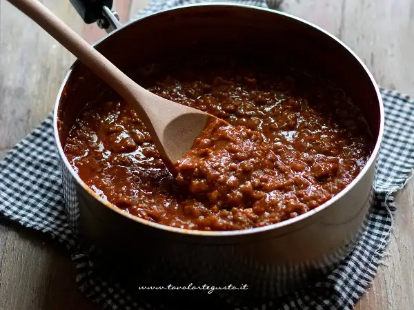 Un pentolino pieno di profumato ragù di carne, pronto per condire la pasta.