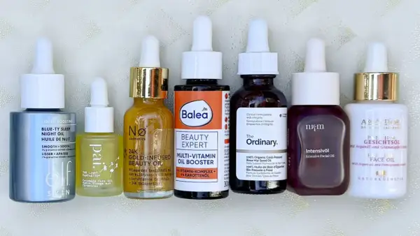 Gesichtspflege ab 30: Eine Auswahl an Naturkosmetik-Ölen für jugendliche Haut. Von Nachtölen bis zu Vitamin-Boostern.