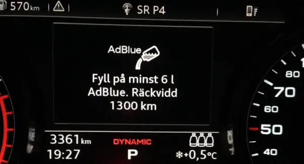 Varning: Fyll på minst 6 liter AdBlue. Räckvidd 1300 km. Dags att fylla på AdBlue!