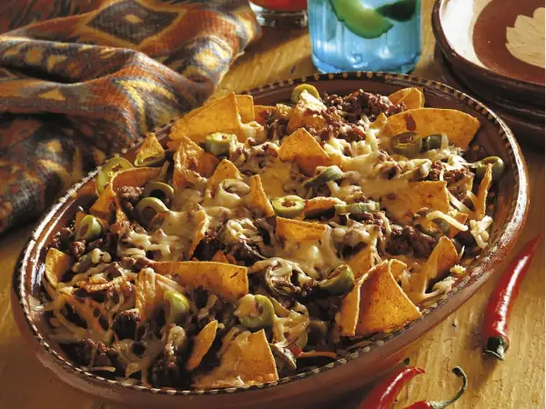 Herzhafte Nachos mit Hackfleisch, Käse und Oliven. Ein köstlicher Unterschied zu einfachen Tortillas!