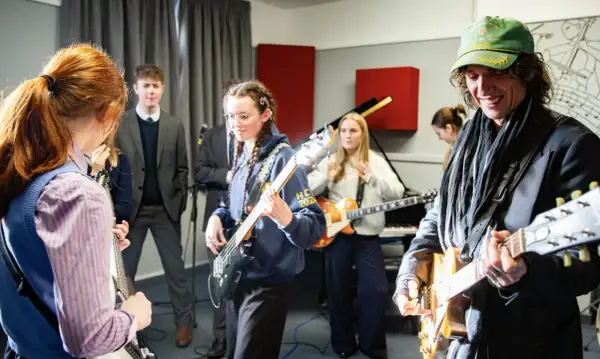 While My Guitar Gently Weeps: Eric Clapton i kulisy legendarnej solówki