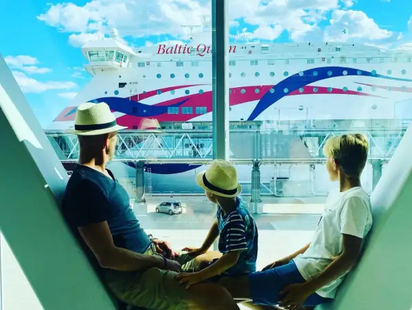 Familjen väntar på sin 40 timmars kryssning. En stor färja, Baltic Queen, ligger vid kajen.