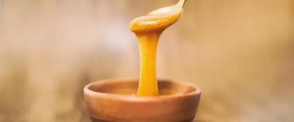 Co to jest miód manuka i dlaczego warto go stosować codziennie