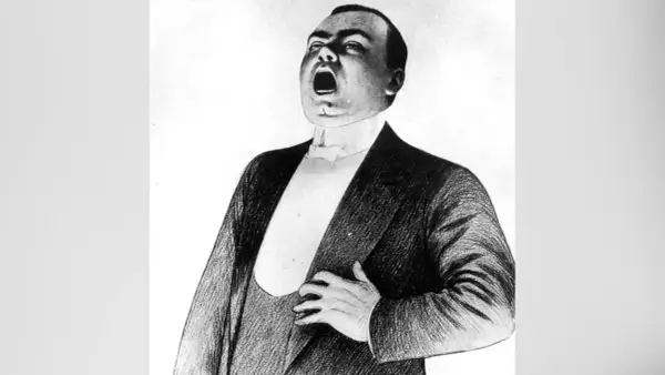 Caruso tenor w szczytowym momencie arii, z otwartymi ustami i dłonią na piersi.