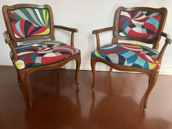 Coppia di poltrone antiche con imbottiture rivisitate in tessuto geometrico colorato. Idee poltrone antiche rivisitate per un tocco moderno.