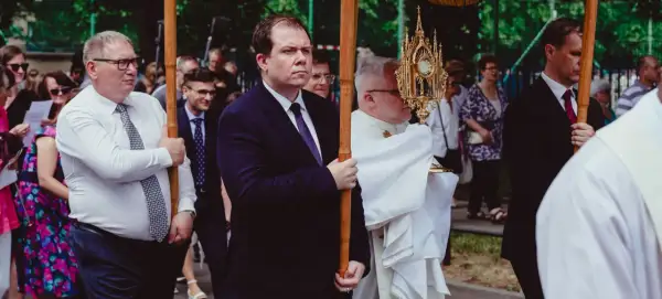 Uroczysta procesja z monstrancją, podczas której wierni czczą Eucharystię.