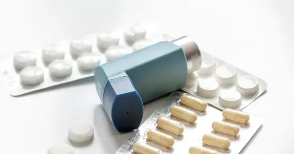 Inhalator i opakowania leków, w tym kapsułki i tabletki. Może być stosowany jako wsparcie przy problemach z oddychaniem, podobnie jak n acetylocysteina.