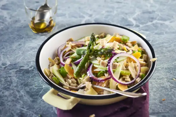 Salade de crozets colorée avec asperges, oignons rouges, pommes et dés de jambon.