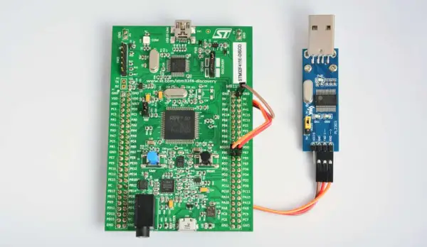 Zestaw deweloperski STM32 z modułem USB-UART (PL2303) do komunikacji szeregowej.